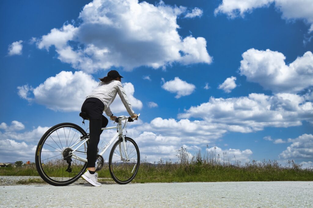 自転車に乗る女性