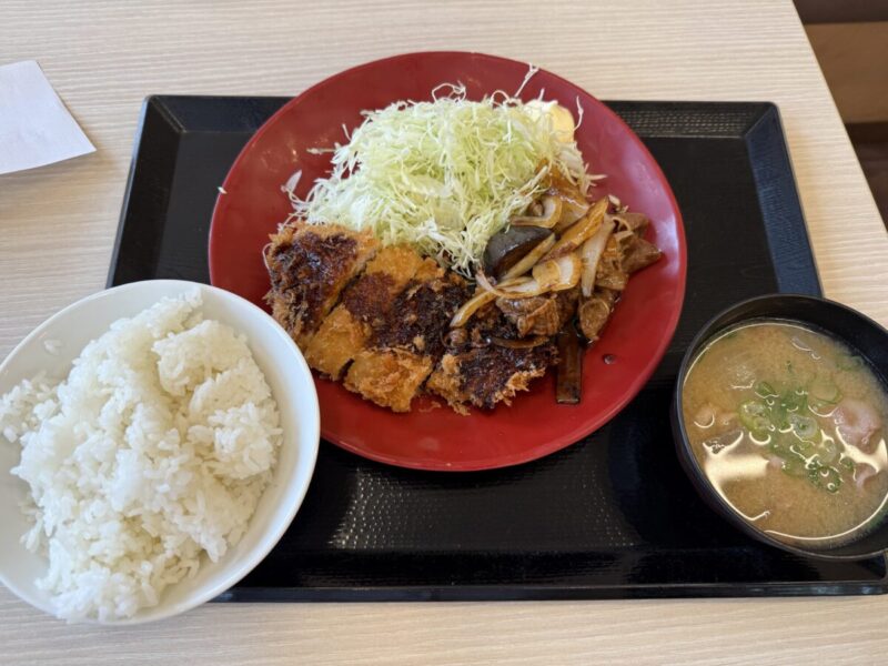 牛焼肉とロースカツの合い盛り定食