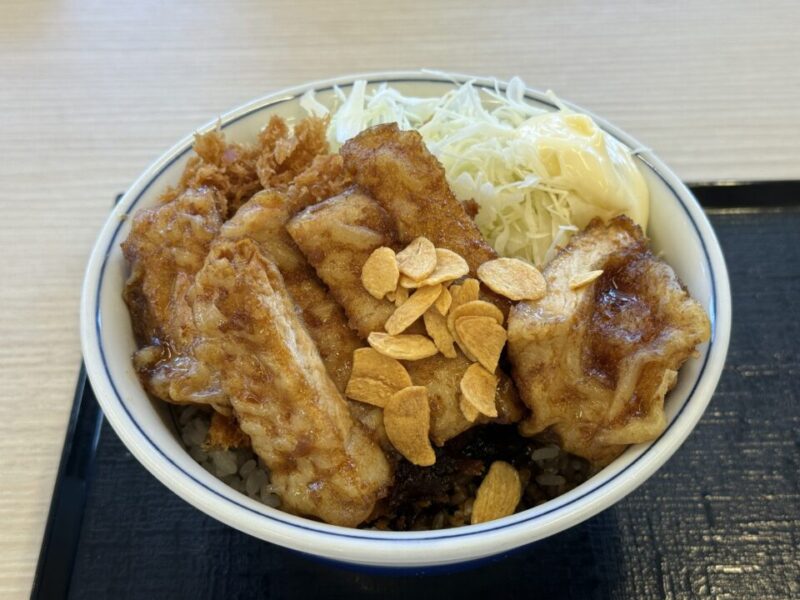 トンテキとチキンカツの合い盛り丼