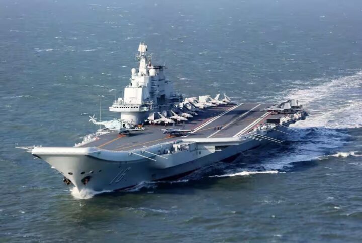 中国海軍の空母「遼寧」