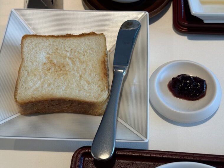 トースト、苺ジャム