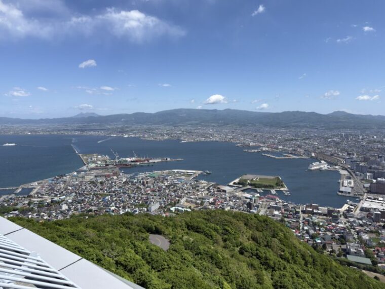 左手函館湾