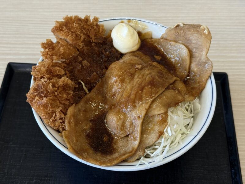大判豚の生姜焼きとチキンカツの合い盛り丼