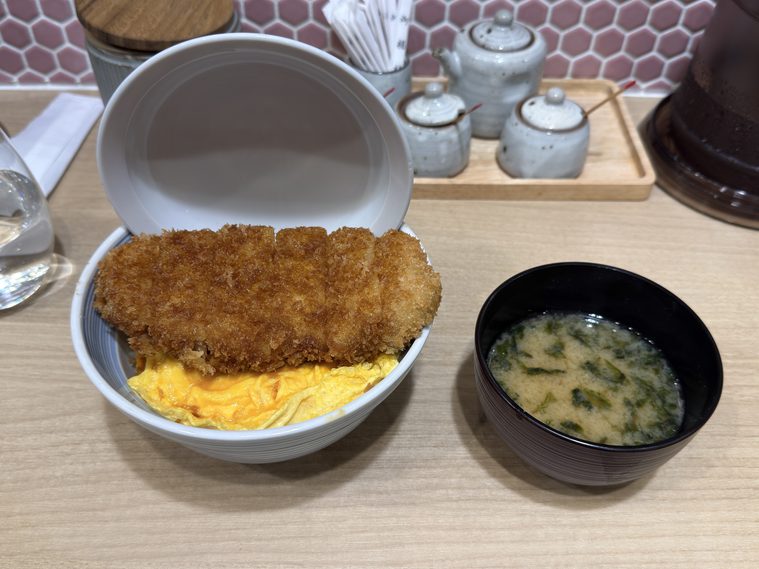 焼きカツ丼はみそ汁付き