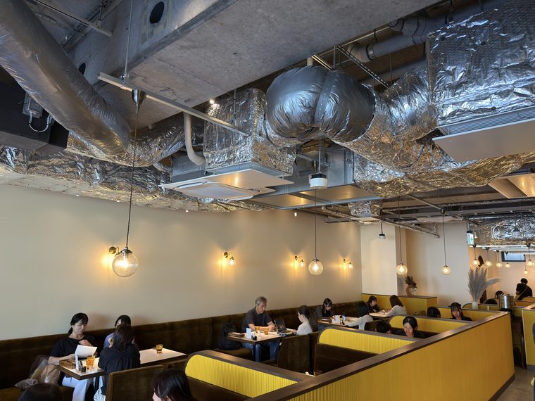 yellow 博多店内